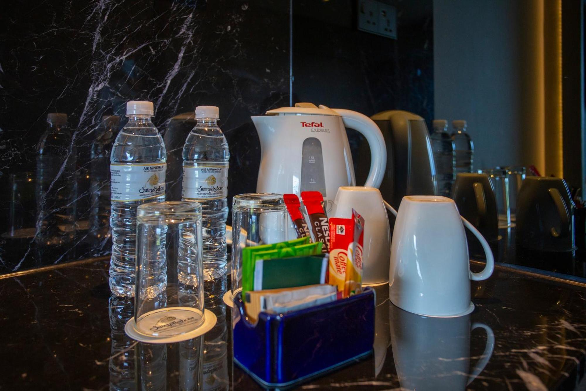 Hotel The Pacific Sutera Kota Kinabalu Exterior foto Bottled water in a hotel room